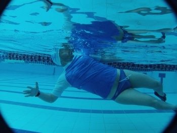 לימוד שחייה בסגנון גב