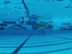 טיפול בצוואר תפוס בשחייה